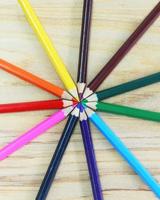 molti pastelli colorati diversi o matite colorate su concetto di artista scolastico per bambini in legno e colorato. foto