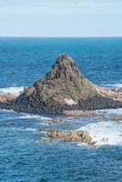 la roccia della piramide nella vista del mare dalla costa di phillip island of victoria state of australia. foto