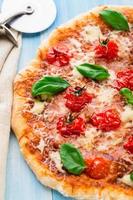 pizza con pomodorini e basilico