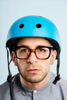 uomo divertente che indossa casco da ciclismo ritratto persone reali alta definizione