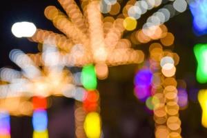 le luci notturne e i colori, le giostre e la decorazione e il bokeh foto