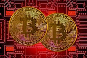 due bitcoin dorati di valore da criptovaluta con un bordo rosso nella parte posteriore foto