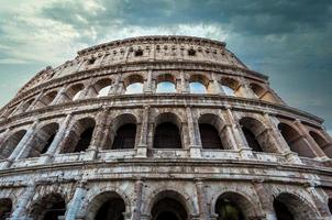 Colosseo a Roma, Italia. il più famoso giro turistico italiano sul cielo blu foto
