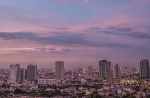 città di bangkok in serata foto