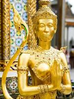 Statua di Kinari presso il Grand Palace di Bangkok, in Thailandia