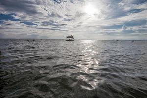 galleggiando nell'acqua al tramonto. foto