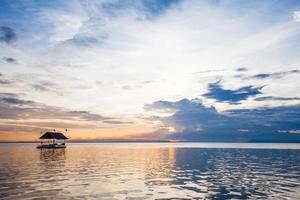 pontone che galleggia nell'acqua foto