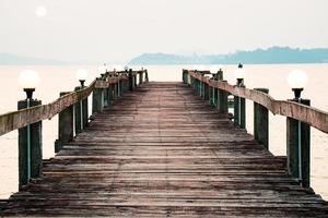 una passerella di legno che si protende nel mare. concetto di viaggio di vacanza foto