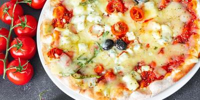 formaggio per pizza vegetale, salsa di pomodoro, spuntino di cibo fresco di oliva sul tavolo copia spazio cibo foto