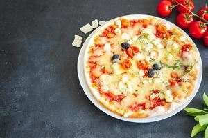 formaggio per pizza vegetale, salsa di pomodoro, spuntino di cibo fresco di oliva sul tavolo copia spazio cibo foto
