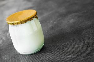 yogurt vasetto di vetro fresco naturale pasto sano spuntino dieta sul tavolo copia spazio cibo foto