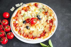 formaggio per pizza vegetale, salsa di pomodoro, spuntino di cibo fresco di oliva sul tavolo copia spazio cibo