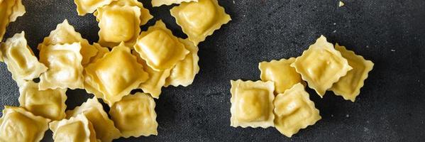 pasta ravioli ripieni di forma quadrata piatto italiano pasto fresco cibo spuntino sul tavolo copia spazio cibo sfondo foto