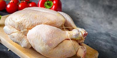 carne di pollo cruda pollame intero pollo da carne fresco pasto sano spuntino dieta sul tavolo spazio di copia foto