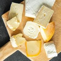 formaggi formaggi da tavola assortiti formaggio fresco di pecora di capra, formaggio bianco in polvere, formaggio morbido pasto spuntino dieta sul tavolo spazio di copia foto