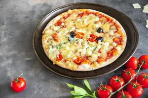 formaggio per pizza vegetale, salsa di pomodoro, spuntino di cibo fresco di oliva sul tavolo copia spazio cibo