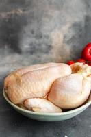 carne di pollo cruda pollame intero pollo da carne fresco pasto sano spuntino dieta sul tavolo spazio di copia