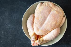 carne di pollo cruda pollame intero pollo da carne fresco pasto sano spuntino dieta sul tavolo spazio di copia