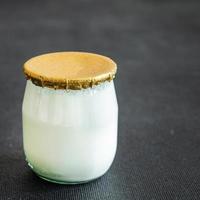 yogurt vasetto di vetro fresco naturale pasto sano spuntino dieta sul tavolo copia spazio cibo