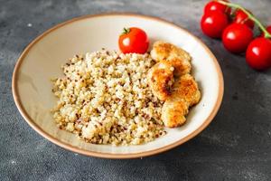 porridge bulgur quinoa pollo carne di pollame pasto fresco cibo spuntino dieta sul tavolo copia spazio