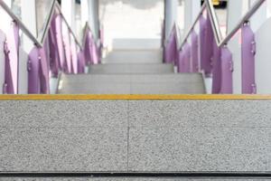 primo piano e dettagli scale vuote dalla stazione dei treni elettrici - concetto di città foto