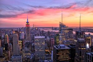 Midtown di New York City con Empire State Building al tramonto foto