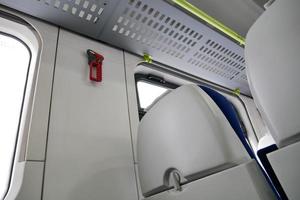 l'interno di un treno moderno, gli schienali dei sedili foto