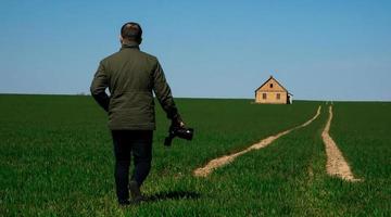 fotografare con una macchina fotografica in mano mentre cammina lungo la strada foto