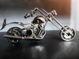 motocicletta giocattolo in metallo su sfondo scuro foto