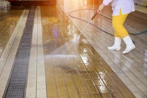 disinfezione e lavaggio del pavimento