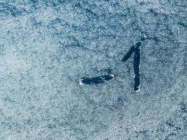 vetro ghiacciato dell'auto. l'iscrizione sul vetro foto