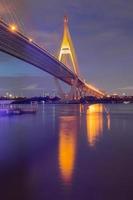 crepuscolo del ponte sospeso di bangkok foto