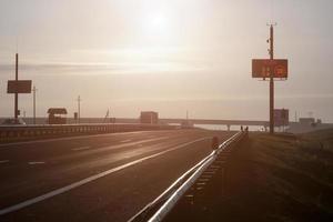 pista ad alta velocità al mattino presto foto