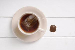 tazza da tè con bustina di tè nero foto