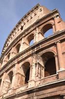 maestoso colosseo antico a roma contro il cielo blu, italia