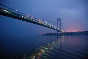 ponte verranzano-restringe di new york ciy all'alba che riflette in acqua