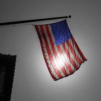 noi bandiera americana simbolo sopra la città in bianco e nero foto