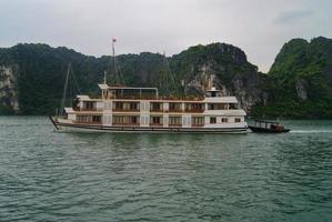 barca nella baia di halong