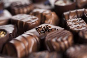 barrette di cioccolato e praline su fondo di legno