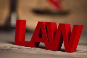 concetto di legge e giustizia, martelletto di legno foto