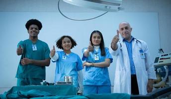 i professori di medicina e il team di studenti di medicina si preparano prima di insegnare la chirurgia agli studenti di medicina foto
