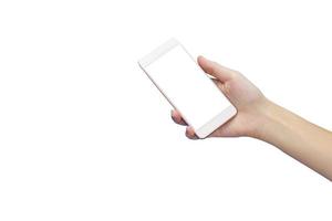 mano della donna che tiene lo smartphone bianco con schermo vuoto su sfondo bianco con tracciato di ritaglio.