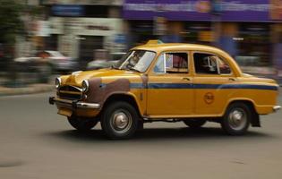 vecchio taxi indiano in movimento