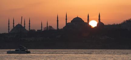 Moschea Blu e Hagia Sophia durante il tramonto foto