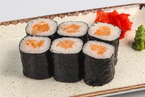 rotolo giapponese maki con salmone