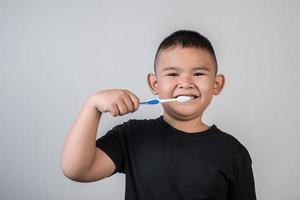 ragazzino che si lava i denti nella foto in studio