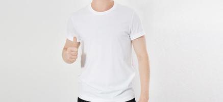 uomo in maglietta mostra come segno vista frontale. maglietta bianca su un modello di giovane uomo isolato su sfondo bianco