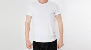 t-shirt bianca su un modello di giovane uomo isolato su sfondo bianco spazio copia ravvicinato, spazio copia t-shirt maschile foto