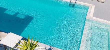 piscina sopra l'edificio della terrazza sul tetto. vista astratta della piscina estiva con luce solare e atmosfera rilassante, vibrazioni estive. foto