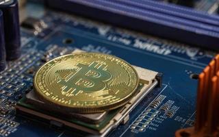 scheda del processore del computer elettronico bitcoin oro foto